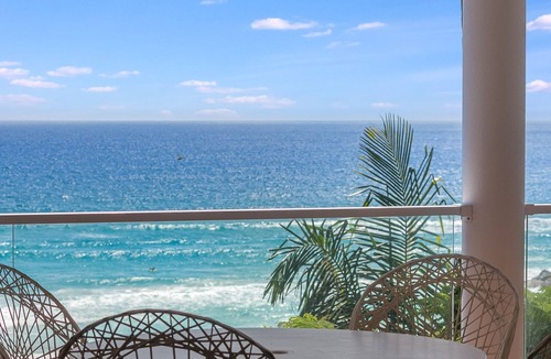 Currumbin House | Ocean Blue on Currumbin Hill - Pet Friendly - Linen Provided!