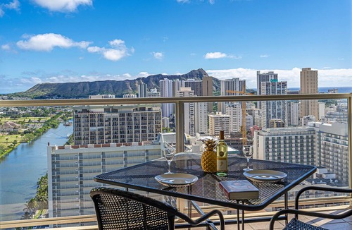 McCully - Moiliili Condo | Ocean-Diamond Head Waikiki Condo at Island Colony Short Walk to the Beach
