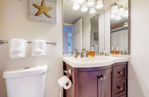 Kahaluu Bay Condo | Ocean- & mountain-view condo with pool, hot tub, sauna, & central AC