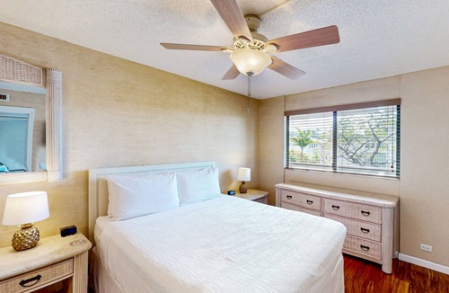 Kahaluu Bay Condo | Ocean- & mountain-view condo with pool, hot tub, sauna, & central AC