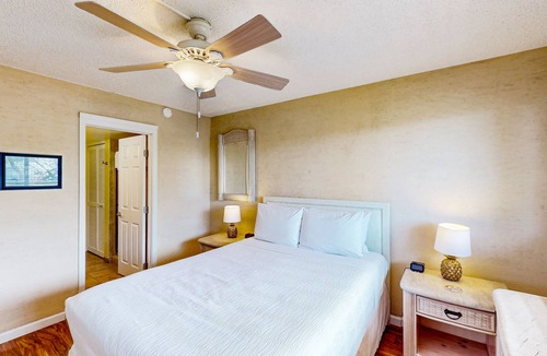 Kahaluu Bay Condo | Ocean- & mountain-view condo with pool, hot tub, sauna, & central AC