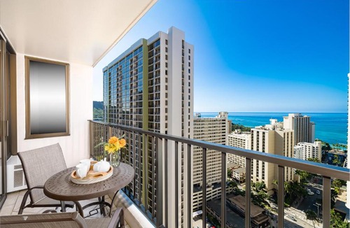 Waikiki Apartment | Ocean view high-floor condo with lanai & beach access