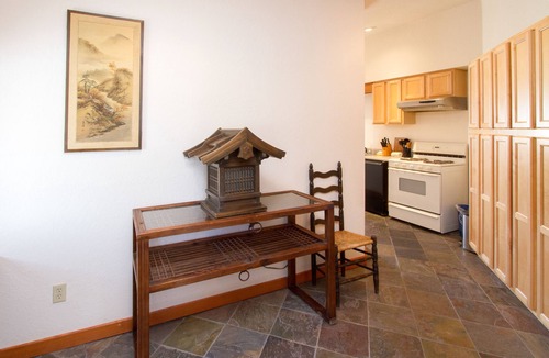 Mendocino Apartment | Ocean View King Suite in Mendocino Village with Free Wi-Fi and Jacuzzi Bathtub