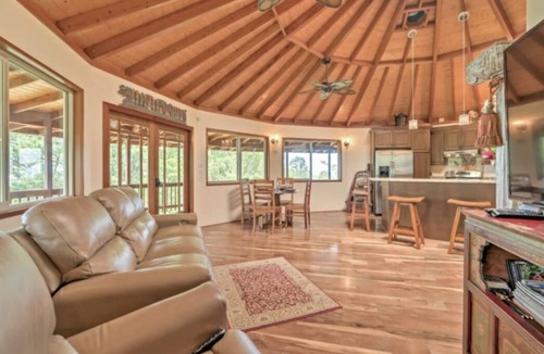 Honomu House | Ocean View Mountain Home by Akaka Falls.