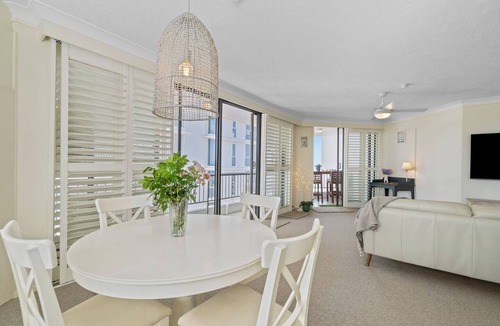 Main Beach Apartment | OceanBlu Carrington - Central, WiFi, Parking