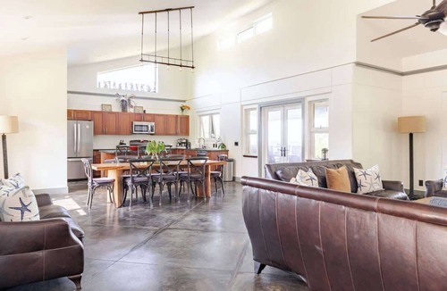Pepeekeo House | Oceanfront gated estate w/heated saltwater pool.