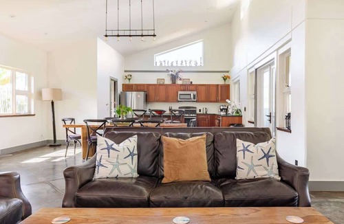 Pepeekeo House | Oceanfront gated estate w/heated saltwater pool.