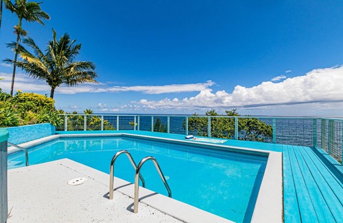 Paukaa House | Oceanfront in Hilo Hale Kai Suites Heritage Room - Queen Bed, Private Bath