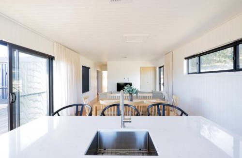 Tenterfield House | Off-Grid Farm Stay with Scenic Views