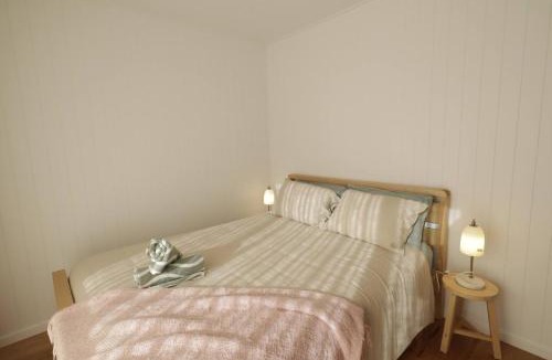 Tenterfield House | Off-Grid Farm Stay with Scenic Views