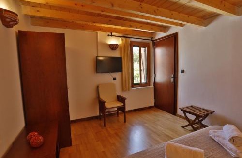 Gavalochori Apartment | Ontas by Praxithea Traditional Home & Pool