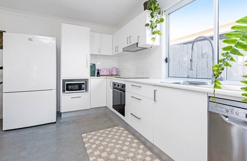 Pottsville House | Pandanus Breeze - 3 min to beach + pet friendly