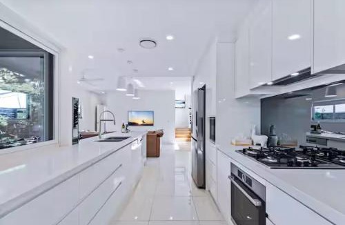 Auchenflower Villa | Park Avenue Luxe Chic Townhouse Sleeps 9, Carpark
