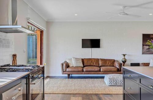 Newrybar House | Paul's Farmhouse - 4 BR rural retreat with views