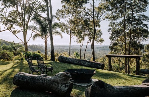 Mudgeeraba Cabin | Peaceful Hilltop Cabin with Outdoor Bathtub and Wildlife Views Near Springbrook, Mudgeeraba, Queensland