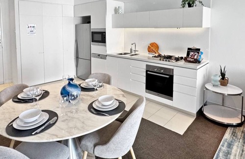 Broadbeach Apartment | Perfect beach pad Oracle Tower 2 Lvl 8 Parking