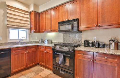 La Quinta Condo | Poolside! Stunning Villa near sparking pool & large spa, Garage, Pet Friendly! (L62-2)