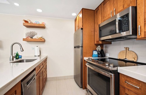 Historic Lahaina Front Street Condo | Premier Oceanfront Room