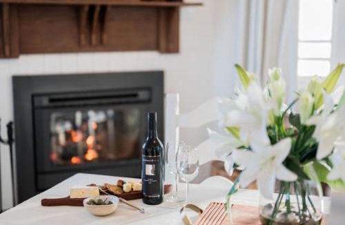 Tenterfield House | Pretty Pink Queenslander - Spectacular Views, Space and Serenity