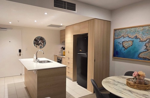 Broadbeach Apartment | Prime Broadbeach Location w/Pool free parking