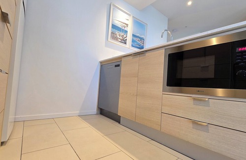 Broadbeach Apartment | Prime Broadbeach Location w/Pool free parking