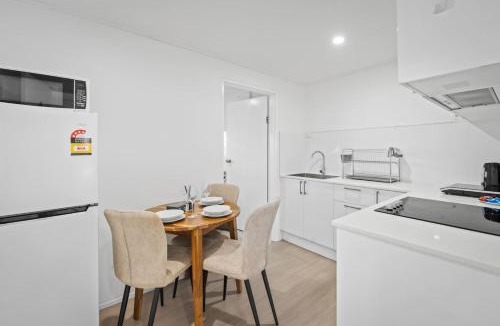 Macgregor House | Private bed Suite Near Garden City with Kitchen