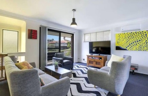 Ashmore Apartment | Private Room in Pleasant Ashmore (R2)