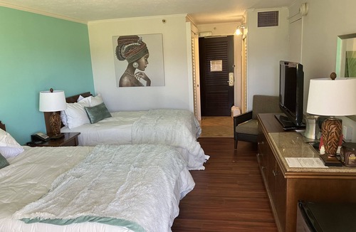 Hanamaulu Hotel | Private Unit - 4 Star Kauai Beach Resort, just steps to the beach