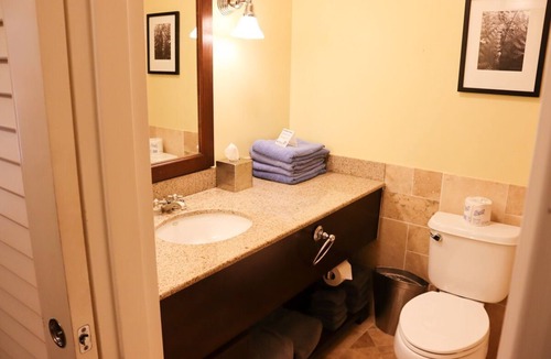 Hanamaulu Hotel | Private Unit - 4 Star Kauai Beach Resort, just steps to the beach