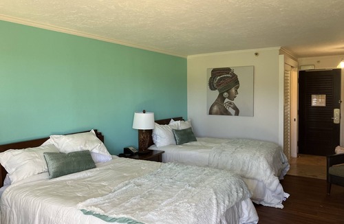 Hanamaulu Hotel | Private Unit - 4 Star Kauai Beach Resort, just steps to the beach