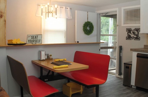 Columbia House | Quiet 3 min to campus! Back porch/decks & firepit, w/5 car parking. YourPlace!
