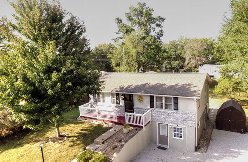 Columbia House | Quiet 3 min to campus! Back porch/decks & firepit, w/5 car parking. YourPlace!