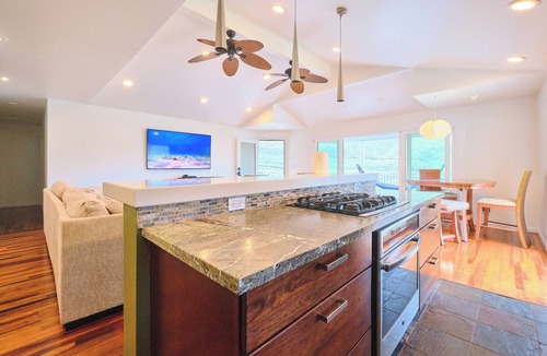 Manoa House | Rainbow Retreat 3bd, Hot Tub, Walk to Waterfalls, close to Waikiki.