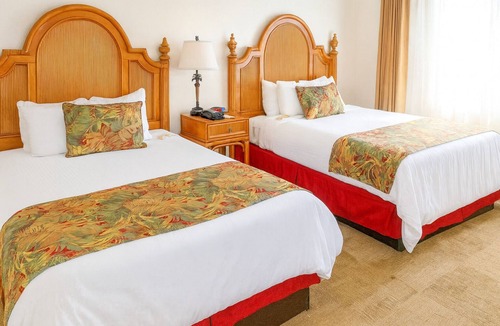 Volcano Hotel | Rare Find! Two Comfy Units, Close to Attractions with Parking, & Bar Access!