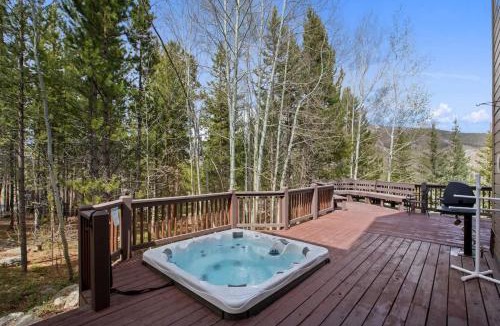 Three Peaks House | Red Hawk Lodge - Mtn Views, Hot Tub, Sauna, AC