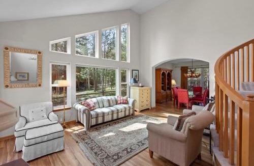 Three Peaks House | Red Hawk Lodge - Mtn Views, Hot Tub, Sauna, AC