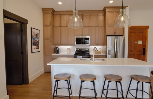 River Run Condo | Remodeled 2BR/3BA River Run Luxe Vaulted Ceilings Washer/Dryer Sleeps 8