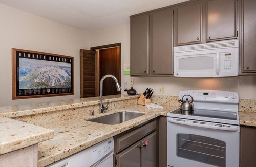 Mammoth Lakes Condo | Remodeled Nov ‘22 Cozy Mammoth Condo - Walking Distance to Canyon Lodge