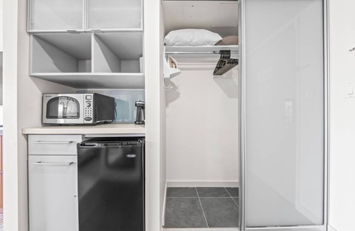 Ala Moana Condo | Renovated Ala Moana 1BR Suite| Balcony & City Views