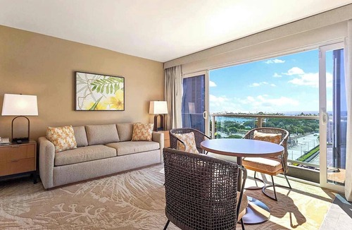 Ala Moana Condo | Renovated Ala Moana 1BR Suite| Balcony & City Views