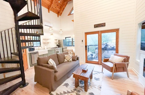 Bear Den Cabin | Renovated Cabin, Hot Tub Views!