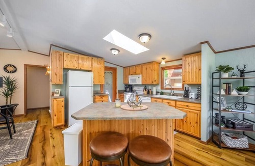 Gold Bar House | Riverfront Paradise w/Hot Tub-Little River House