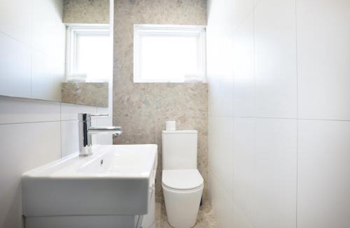 Surfers Paradise Apartment | Riverfront Villa 6 Surfers Paradise with Pool