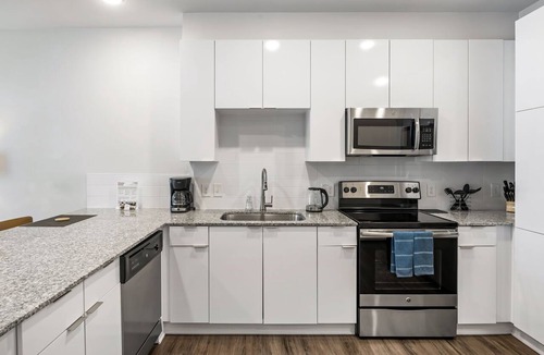 Midtown Apartment | (S1BF) Rare Find - Bright and Modern 1-BR w/Free Parking