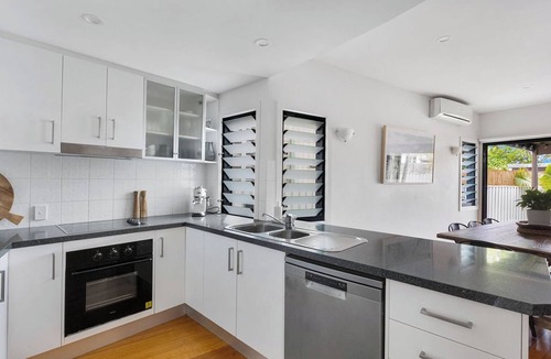 Pottsville House | Seabrook – on Main Street, walk to beach & shops