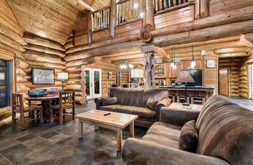 Pittman Center Cabin | Secluded Streamside Retreat | Hot Tub, Fire Pit. 4 King Suites Sleeps 12