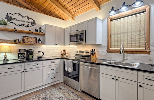 Blairsville Cabin | “Serenity Wow!” Cabin on the Creek Close to Town