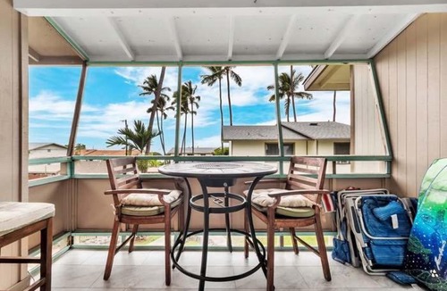 Historic Kailua Village House | SHARE with working host, WiFi, AC, Pool, walk to Downtown, 15 min to airport - Friendly Cats in house