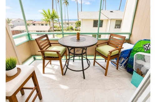 Historic Kailua Village House | SHARE with working host, WiFi, AC, Pool, walk to Downtown, 15 min to airport - Friendly Cats in house