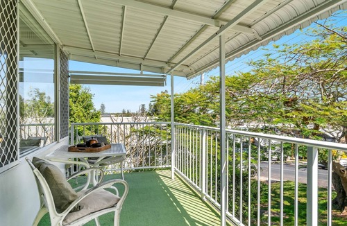 Yamba House | Sharon - Pet Friendly Beach Cottage in Town - Holiday Yamba